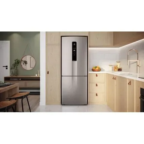 Geladeira Electrolux IB51S instalada em uma cozinha planejada
